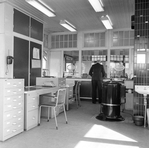 165660 Interieur van het N.S.-station Den Dolder te Den Dolder: plaatskaartenkantoor.